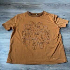 Cropped tee with drawn faces